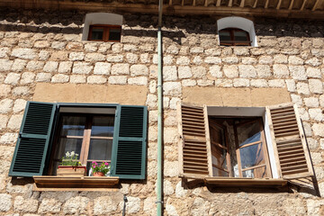 Obraz premium Fenster in einem historischen Wohnhaus, Soller, Mallorca, Spanien