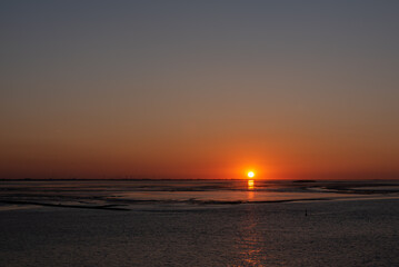 Die Zeit kurz vor Sonnenuntergang im Wattenmeer.