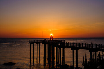 Fototapeta premium Wschód słońca nad horyzontem