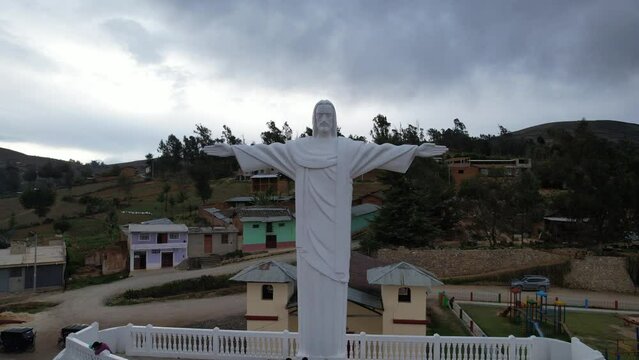 statue of jesus on the Celend&iacute;n