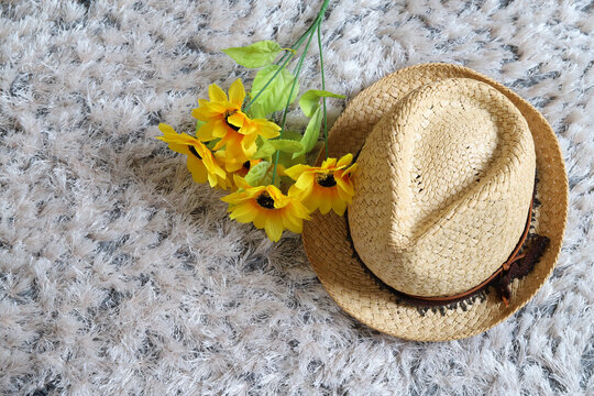 麦わら帽子とひまわり　夏イメージ