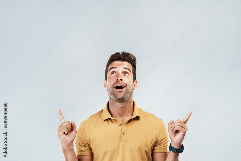 Poster i have a great idea. studio shot of a young man with a excited facial expression while standing agai