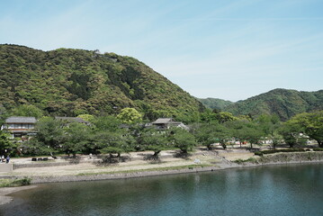 Fototapeta na wymiar 岩国城と錦川を渡る遊覧船