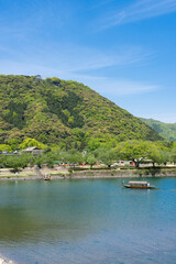 Fototapeta na wymiar 岩国城と錦川を渡る遊覧船