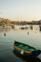 Łódka w porcie o zachodzie słońca, pastelowe kolory - Marsascala Malta © Ewa