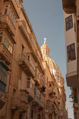 Kopuła kościoła lub bazyliki w klimatycznej uliczce - Malta Valetta © Ewa