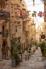 Uliczka z flagami europy - Malta Valetta - obrazy, fototapety, plakaty