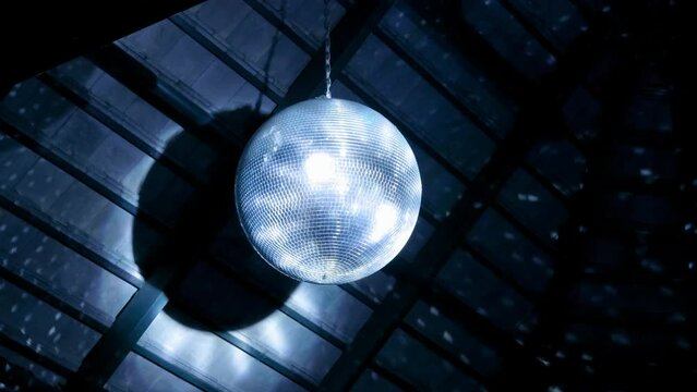 mirror ball ,Hanging on the ceiling, 2 clips, 1 clip par light