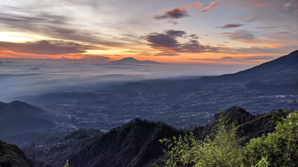 Fototapeta na wymiar The beautiful view of the sunrise sky on the top of the mountain