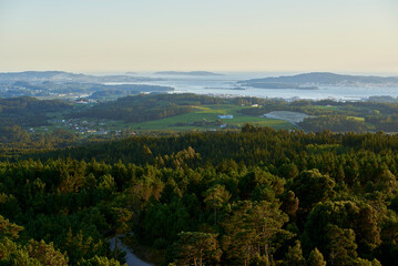 Fototapeta na wymiar Vista de la costa y prados de la provincia de Pontevedra en Galicia. Foto tomada al atardecer