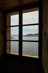 Vista a través de la ventana de las Rías en Galicia