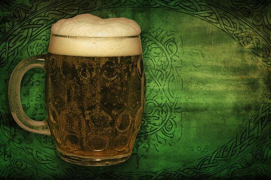 Fond d'&eacute;cran avec une chope de bi&egrave;re dans une ambiance celtique et de saint-patrick &raquo; IA g&eacute;n&eacute;rative