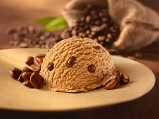 Leckere Kaffeeiskugel mit Kaffeebohnen