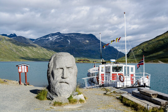 Schiff Bitihorn und Denkmal f&uuml;r den Dichter Aasmund Olavsson Vinje in Eidsbugarden am Bygdin See, Jotunheimen Nationalpark, Norwegen