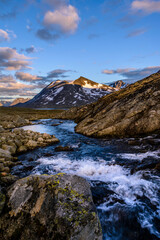 Fototapeta na wymiar Bach am See Langvatnet bei Sonnenuntergang, Jotunheimen Nationalpark, Norwegen