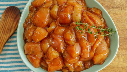 morceaux de poulet crus et marinées dans un plat	