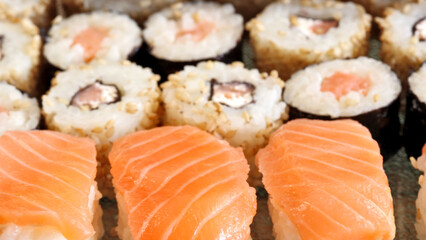 plat de sushi et maki, en gros plan, sur une table	