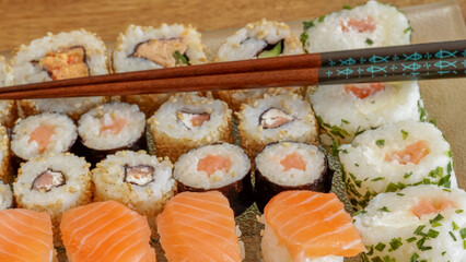plat de sushi et maki, en gros plan, sur une table	