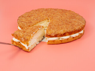 Bee sting cake, light cake with cream filling, with crispy almonds.