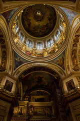 Fototapeta na wymiar Iglesia de San Petersburgo en Rusia, interiores y arquitectura, candelabros, lamparas, murales y vitrales
