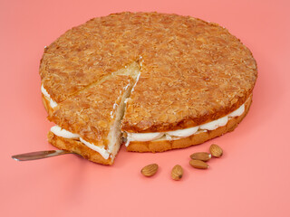 Bee sting cake, light cake with cream filling, with crispy almonds.