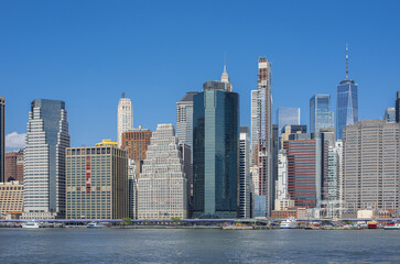 Fototapeta na wymiar panorama of Manhattan and brooklyn bridge across the East River from Brooklyn