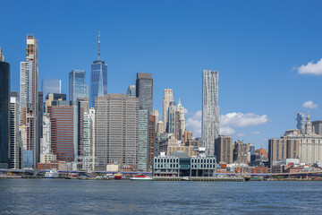 Fototapeta na wymiar panorama of Manhattan and brooklyn bridge across the East River from Brooklyn