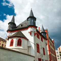 Fototapeta na wymiar Historisches Gebäude und Akademie an der Rheinpromenade in Boppard