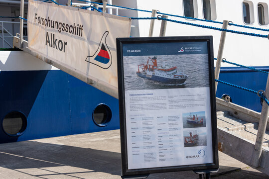 Kiel, Deutschland, April 2023 Symbolbild Bordkran des Forschungsschiffes Alcor vor blauem Himmel