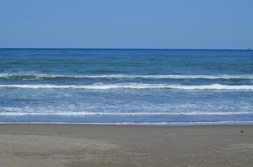 砂浜と波と海岸線