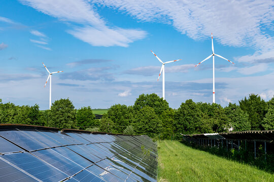 Solaranlage vor Windkraftr&auml;dern in Meerane