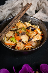 Fried noodles with chicken and vegetables.