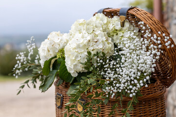 bouquet bianco con cesto di vimini , cerimonia, festa, natura, fiori © Meri