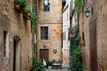 Fototapeta na wymiar A tiny and picturesque small street in town of Pienza, Italy