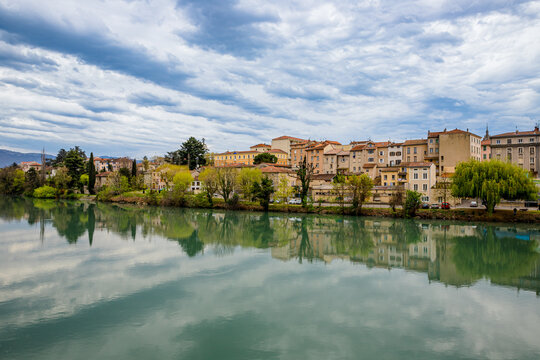 La ville de Romans-sur-Is&egrave;re au bort de l'Is&egrave;re