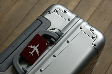 valise alu sur parquet gros plan 