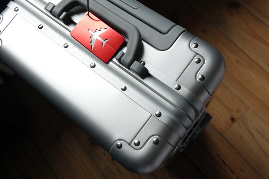 valise alu étiquette avion rouge gros plan