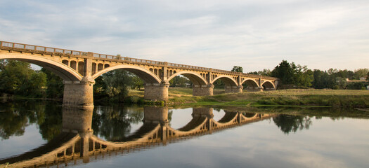 Fototapeta na wymiar pont sur la Loire à Iguerande