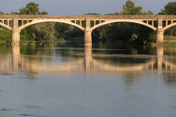 Fototapeta premium pont sur la Loire à Iguerande