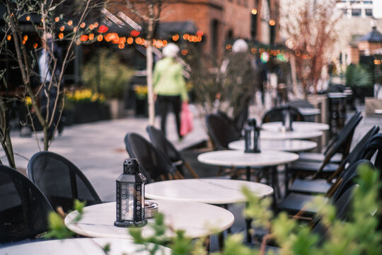 Al Fresco Dining: Inviting Outdoor Restaurant Table Setup & Bustling Background Ambiance