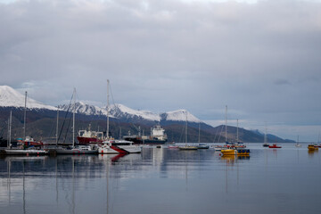 Fototapeta na wymiar Embarcaciones en el puerto de Ushuaia, Argentina