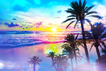 Diseño abstracto de verano y vacaciones.  Cielo de puesta de sol  y palmeras, estilo vintage y doble exposicion , fondo panorámico de verano.