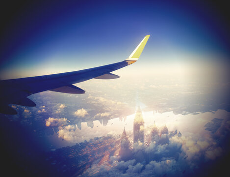 Avión sobrevolando las nubes y la ciudad. Hermosa puesta de sol, cielo en la vista superior, avión volando y vista desde el interior del avion. Concepto de viajar. 