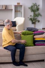 Obraz premium Old man with many pillows at home
