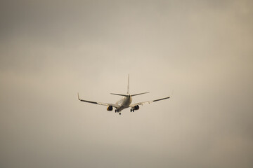 Fototapeta na wymiar Avión volando en un día nublado