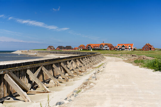 Historisches Pfahlschutzwerk auf der Insel Baltrum mit Blick auf das Westdorf