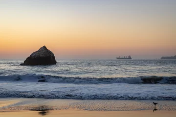 Photo sur Plexiglas Plage de Baker, San Francisco Golden Gate, Cargo Ship and Baker Beach Sunset