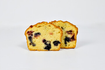 Plum cake con frutas frescas arándanos y fresas, postre casero con fondo blanco y vista de cerca