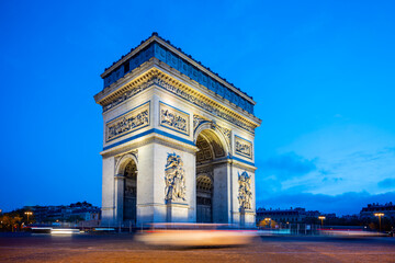 Naklejka premium Arc de Triomphe de l Etoile at the top of the Champs-Elysees boulevard by night, Paris, France