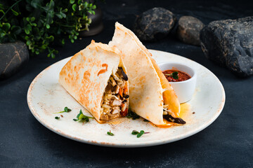 Lunch flatbread with stuffing, chicken, cheese, mushrooms, tomatoes, onions and sauce.
